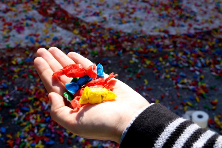 Pla d'una mà que mostra els 'Ecocaramels' que es llencen a la guerra de caramels de Les Comparses de Vilanova i la Geltrú. ACN