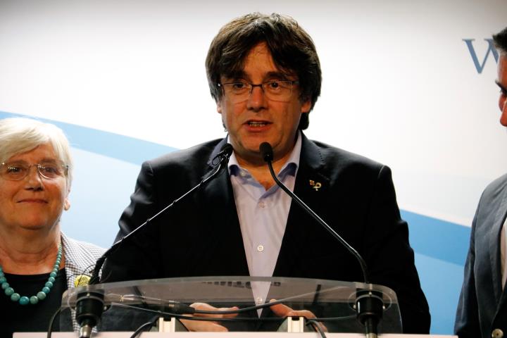 Pla frontal del cap de llista de JxCat a les eleccions europees Carles Puigdemont compareix amb Toni Comín i Clara Ponsatí. ACN