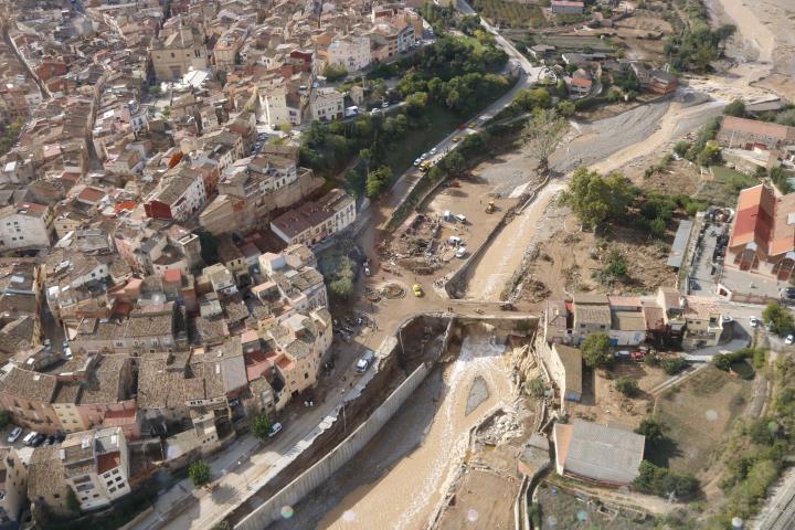 Pla general aeri del riu Francolí i el dany que ha causat al seu pas per l'Espluga de Francolí. ACN