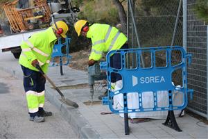 Pla general de dos operaris de la companyia d'aigua de Calafell treballant en el tall de subministrament en un dels habitatges ocupats il·legalment al