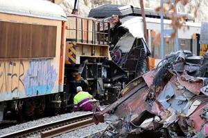 Pla general de la capçalera del tren de Rodalies accidentat a Castellgalí, totalment destrossada per l'impacte del xoc. ACN