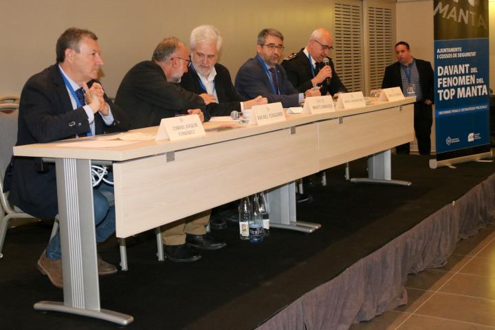 Pla general de la cloenda de la IV Jornada sobre el fenomen del 'top manta', al Vendrell, amb el director general dels Mossos, Andreu Martínez. ACN