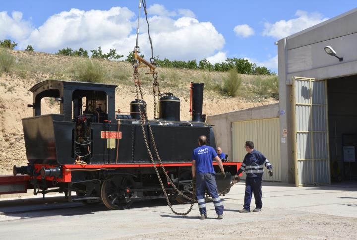 Pla general de la locomotora 'Cuco' entrant la nau cotxera del Museu de Ferrocarril de Móra la Nova. Museu de Ferrocarril 