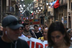 Pla general de la manifestació contra l'LGTBI-fòbia, al seu pas pel carrer Ferran, el 30 de juny de 2018. ACN