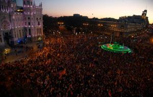 Pla general de la plaça de Cibeles, plena, al final de la manifestació. Imatge del 16 de març del 2019. ACN