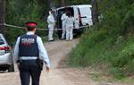 Pla general de la policia científica equipant-se per accedir al lloc on s'ha trobat un cos calcinat al costat del Pantà de Foix. ACN