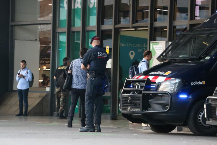 Pla general de la presència policial a les portes de l'estació de Sants. Imatge de l'1 d'octubre del 2019. ACN