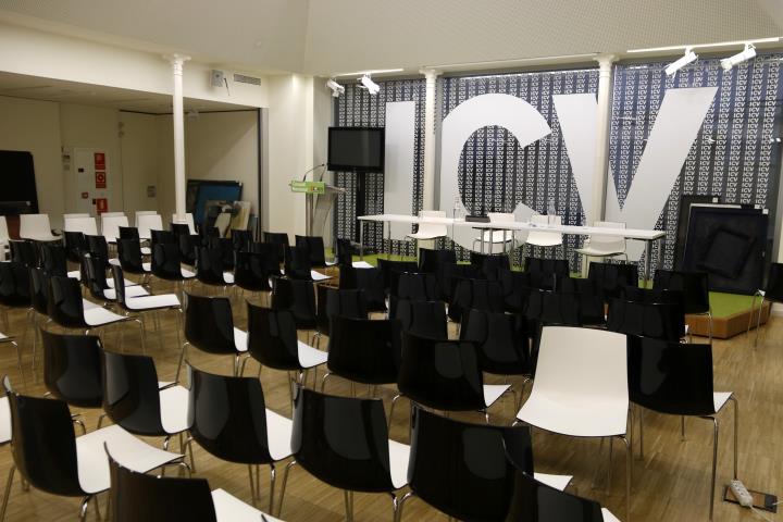 Pla general de la sala de reunions i de conferències de premsa buida a la seu d'ICV. Imatge del 6 de juliol de 2019. ACN