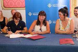 Pla general de la signatura del pacte de govern a Vilanova i la Geltrú entre Blanca Albà (JxCat), Olga Arnau (ERC) i Marta Jofra (Capgirem Vilanova)