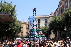 Pla general de la torre de 9 amb folre i manilles dels Castellers de Vilafranca a la Diada de les Santes de Mataró