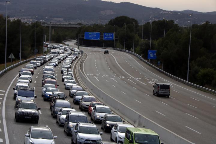 Pla general de l'AP-7 al seu pas per Banyeres del Penedès (Baix Penedès), amb vehicles aturats als tres carrils de l'autopista en sentit Barcelona. AC