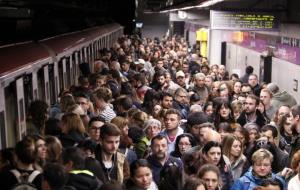 Pla general de les aglomeracions a l'estació de la L2 a Sagrada Família durant la vaga de metro, el 8 d'abril del 2019. ACN