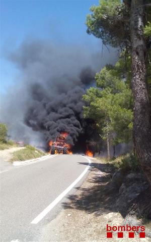 Pla general de l'incendi a Montmell amb el tractor que ha provocat el foc. Bombers