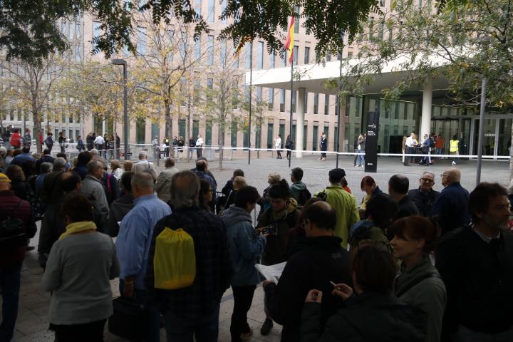 Pla general de persones fent cua a la Ciutat de la Justícia per presentar els escrits d'autoinculpació. ACN