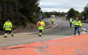 Pla general de Treballadors de Carreteres fent feines prèvies per a la construcció d'una rotonda a la N-340 a l'Almadrava, al terme de Vandellós. ACN