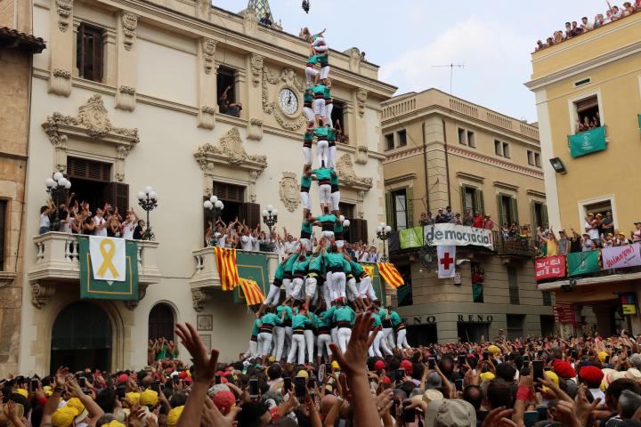 Pla general del 3 de 10 amb folre i manilles descarregat pels Castellers de Vilafranca a la diada castellera de Sant Fèlix. ACN