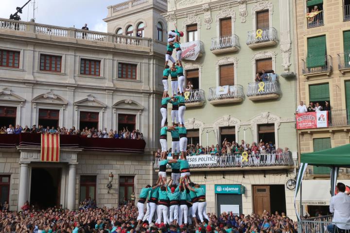 Pla general del 3d9f dels Castellers de Vilafranca a la Diada del Mercadal. Foto del 5 d'octubre del 2019. ACN/ Eloi Tost