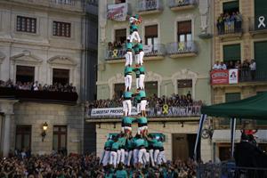 Pla general del 4d9f dels Castellers de Vilafranca a la tercera ronda de la Diada del Mercadal