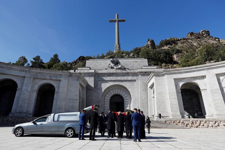 Pla general del fèretre de Franco portat cap al cotxe fúnebre després de ser exhumat el 24 d'octubre del 2019 . Pool EFE