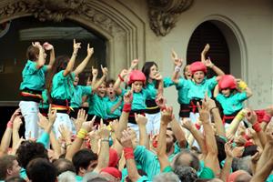 Pla general del moment de celebració dels Castellers de Vilafranca després de descarregar el quatre de nou net