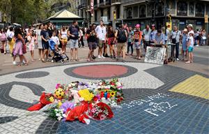 Pla general del mosaic de Miró a la Rambla amb flors i espelmes en honor a les víctimes de l'atemptat del 17-A. ACN