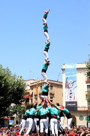 Pla general del pilar de set amb folre descarregat dels Castellers de Vilafranca a la Diada de Les Santes