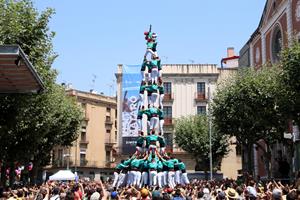 Pla general del quatre de nou amb folre carregat dels Castellers de Vilafranca a la Diada de Les Santes
