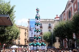 Pla general del tres de nou amb folre dels Castellers de a la plaça de Santa Anna de Mataró en la Diada de Les Santes. ACN