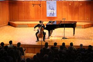 Pla general del violoncel·lista Victor-Julien Lafarrière en el concert inaugural del 39è Festival Internacional de Música Pau Casals del Vendrell