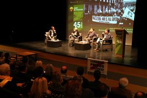 Pla general dels experts que han participat en l'acte de commeració dels 45 anys de la fundació del sindicat Unió de Pagesos al Morell. ACN