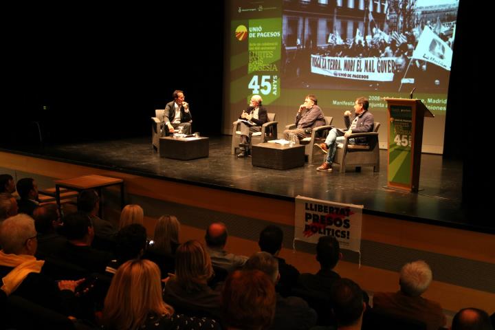 Pla general dels experts que han participat en l'acte de commeració dels 45 anys de la fundació del sindicat Unió de Pagesos al Morell. ACN