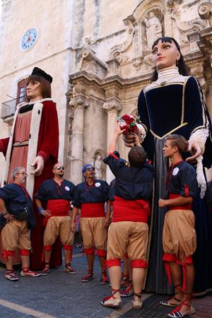 Pla general dels gegants del Vendrell en la festa de benvinguda organitzada a la plaça Vella del municipi per celebrar la seva tornada després de ser 