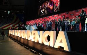 Pla general dels membres del Secretariat Nacional de l'Assemblea Nacional Catalana a l'escenari en la cloenda de la setena Assemblea General Ordinària