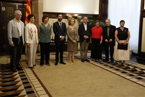 Pla general dels nous membres del Conca acompanyats del president del Parlament, Roger Torrent, i la consellera de Cultura, Mariàngela Vilallonga