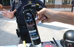 Pla general d'un bidó de gas pebre que forma part de l'equipament de la Brigada Mòbil dels Mossos d'Esquadra. ACN