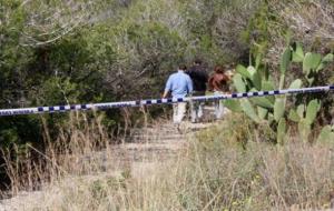 Pla general d'un camí forestal de Vilanova i la Geltrú, limitat amb cinta policial, on s'investiga l'aparició d'un home mort amb signes de violència..