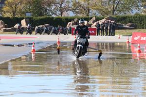 Pla general d'un motorista participant en un dels cursos de seguretat que imparteix Honda el 26 de novembre de 2019. ACN