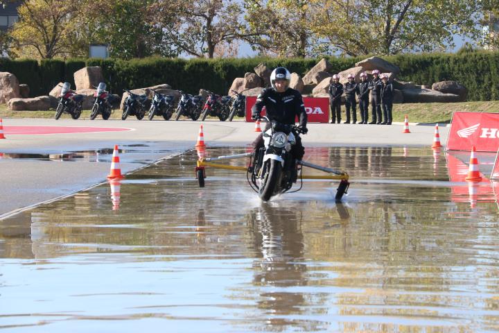 Pla general d'un motorista participant en un dels cursos de seguretat que imparteix Honda el 26 de novembre de 2019. ACN