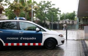 Pla general d'un vehicle dels Mossos d'Esquadra traslladant als jutjats de Vilanova i la Geltrú el detingut per un incendi amb víctima mortal. ACN