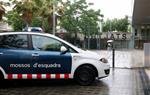 Pla general d'un vehicle dels Mossos d'Esquadra traslladant als jutjats de Vilanova i la Geltrú el detingut per un incendi amb víctima mortal. ACN