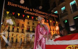 Pla general d'una carrossa de l'Arrivo del Carnaval de Vilanova i la Geltrú, fent sàtira de l'exhumació de Franco