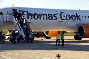 Pla general on es poden veure passatgers britànics pujant a un avió de Thomas Cook a l'aeroport de Lleida-Alguaire el darrer dia de la temporada d'hiv