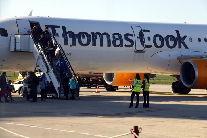 Pla general on es poden veure passatgers britànics pujant a un avió de Thomas Cook a l'aeroport de Lleida-Alguaire el darrer dia de la temporada d'hiv