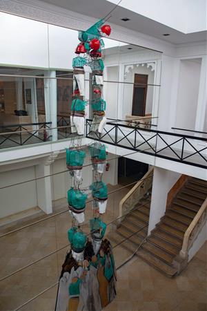 Pla general picat de l'escultura d'una Torre de 8 neta que els Castellers de Vilafranca han situat a l'entrada del seu local social i d'assajos