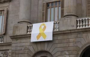Pla mig de la pancarta amb el llaç groc que hi ha a la façana de l'Ajuntament de Barcelona . ACN