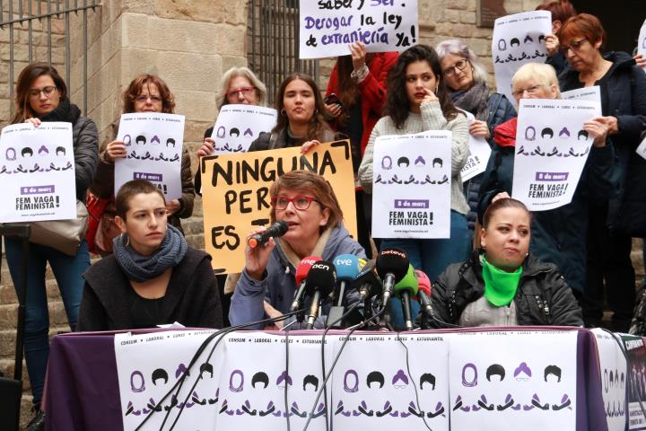 Pla mig de la presentació de la vaga feminista amb la portaveu de la comissió organitzadora, Dolores Pulido, intervenint, el 6 de març del 2019. ACN