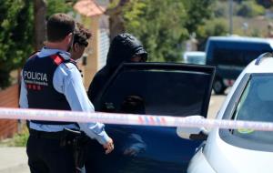 Pla mig de Rosa Peral, una de les principals sospitoses del crim de la Guàrdia Urbana, entrant a un vehicle dels Mossos. ACN