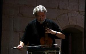Pla mig del mestre Jordi Savall en el concert inaugural del VI Festival de Música Antiga de Poblet. ACN