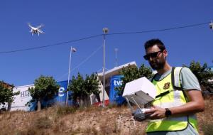 Pla mig d'un agent de la Unitat Central Tècnica Operativa dels Mossos d'Esquadra realitzant proves amb un dron a l'exterior del Nou Estadi de Tarragon