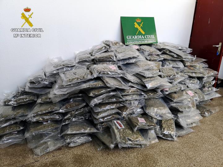 Pla mitjà de diverses bosses plenes de marihuana apilades. Guàrdia Civil